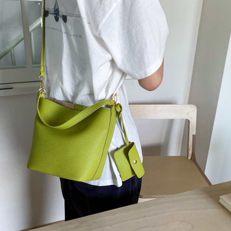 The 2025 new solid-color, stylish and versatile casual hand-held bucket bag is a fashionable and simple large-capacity single-shoulder crossbody bag for women Application Scenario