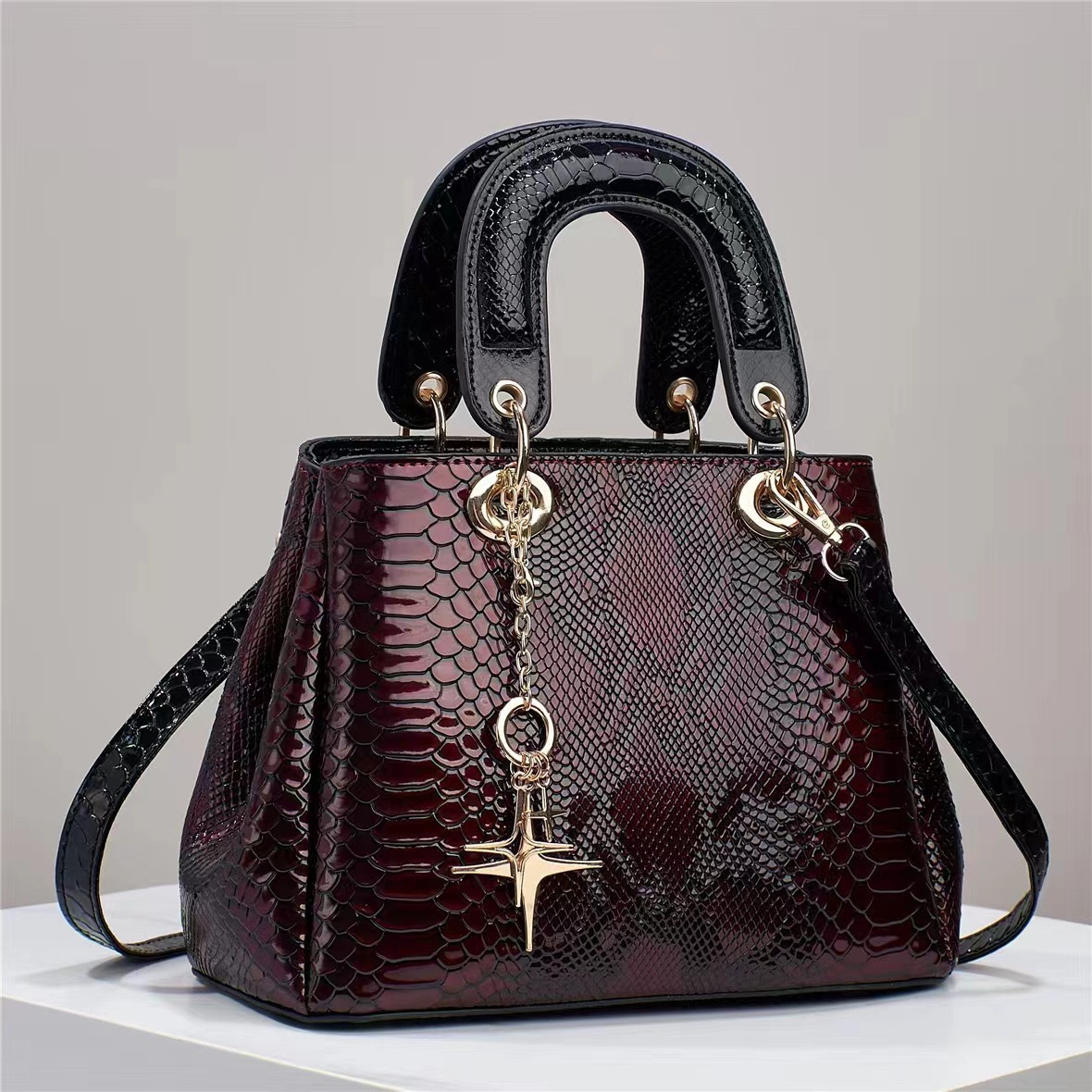 The 2024 new small Chanel-style snake pattern large-capacity, stylish and high-quality single-shoulder crossbody quality bag, cross-border large bag details Picture