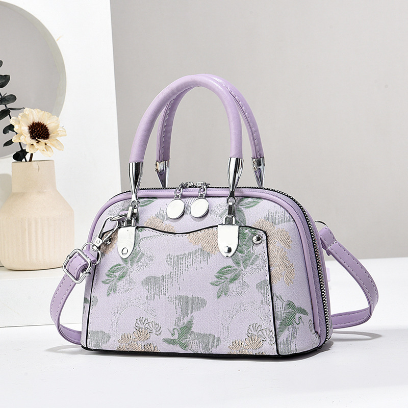 This new printed and patchwork handbag is a versatile, fashionable and trendy women's bag with a strong sense of luxury and a large capacity single-shoulder bag Specification drawing