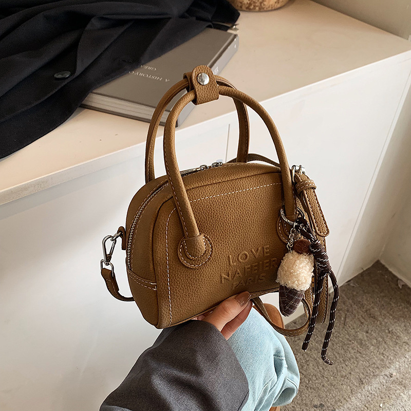 A new 2025 trendy and versatile crossbody bag with a rustic style for women, featuring a high-end texture and a casual hand-held pillow bag full figure