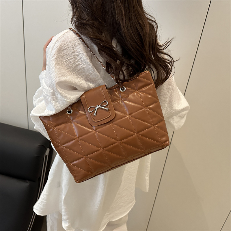 The new 2025 summer collection features a soft texture, diamond-shaped chain bag, a large-capacity tote bag, a trendy and fashionable shoulder bag, and a large bag Specification drawing