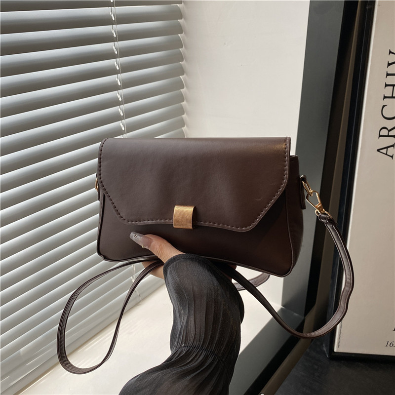 The 2025 new summer single-shoulder crossbody bag for bag women is simple and casual. The underarm baguette bag is fashionable and versatile. It's a small square bag full figure