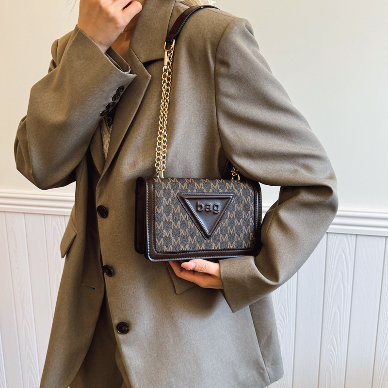 A trendy, fashionable, versatile and high-quality single-shoulder crossbody women's bag, a new cross-border commuting small square bag with letter prints Specification drawing