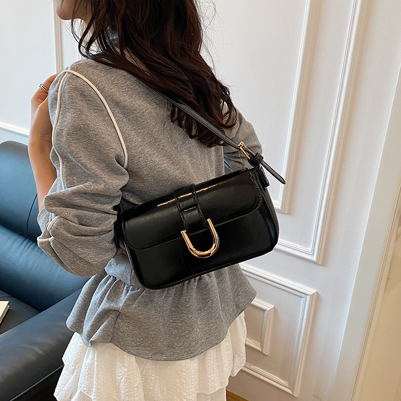 The wine-red bag exudes a retro and high-end vibe. It's a fashionable shiny leather hand-held underarm bag and a trendy and individual single-shoulder crossbody bag Specification drawing