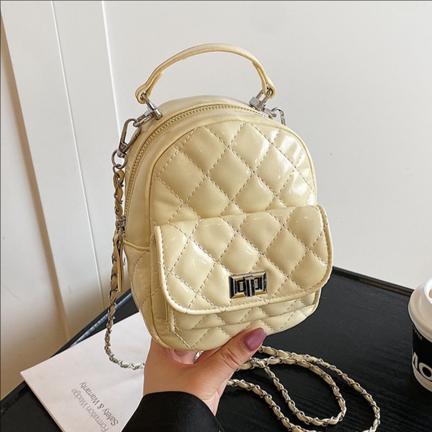 Fashionable, retro, niche and trendy mini backpack for women 2025, new diamond-shaped chain casual small backpack full figure