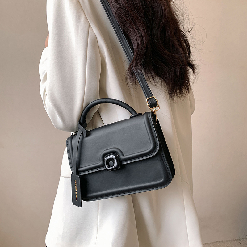 A trendy and niche design bag for women in the summer of 2025, a fashionable crossbody bag and a small square handbag details Picture
