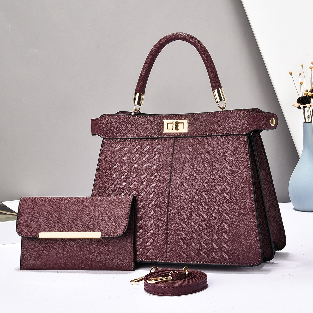 The new handbag for foreign trade features a niche design and a simple Korean-style crossbody bag. It is trendy, casual and versatile. The single-shoulder bag is fashionable Application Scenario