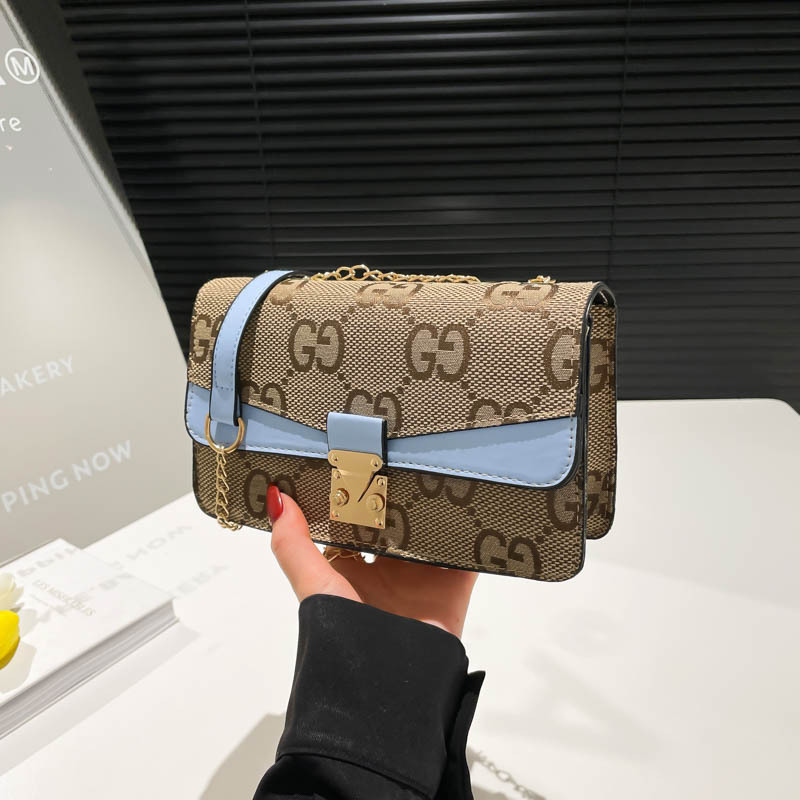 The new Korean version of the women's single-shoulder bag features a unique design, a textured underarm bag, and a fashionable hand-held small square bag with color contrast and patchwork full figure