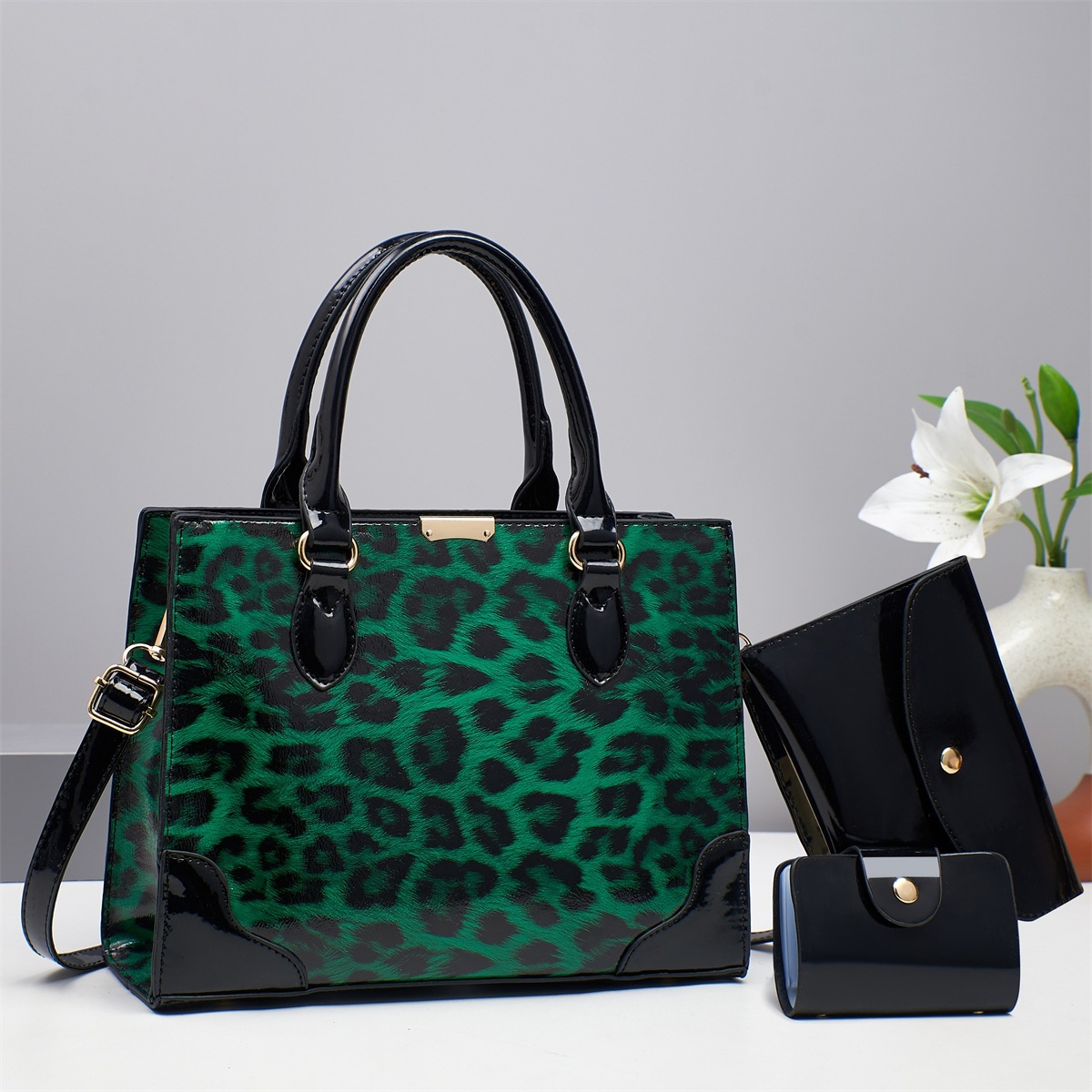 A new set of high-end women's bags, a light luxury and niche leopard print crossbody bag with a large capacity for commuting Application Scenario