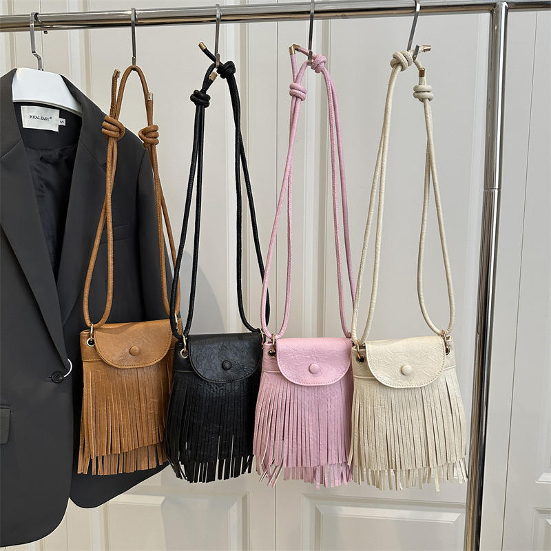 Cross-border new niche American retro fringed mobile phone bag, women's single-shoulder crossbody small square bag, Hong Kong-style bag Application Scenario