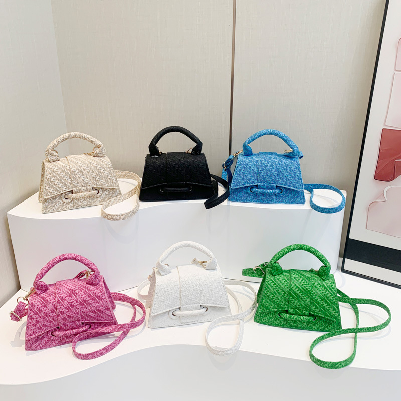 Cross-border quality women's bag 2024 New style niche handbag, versatile quality mini crossbody bag Application Scenario