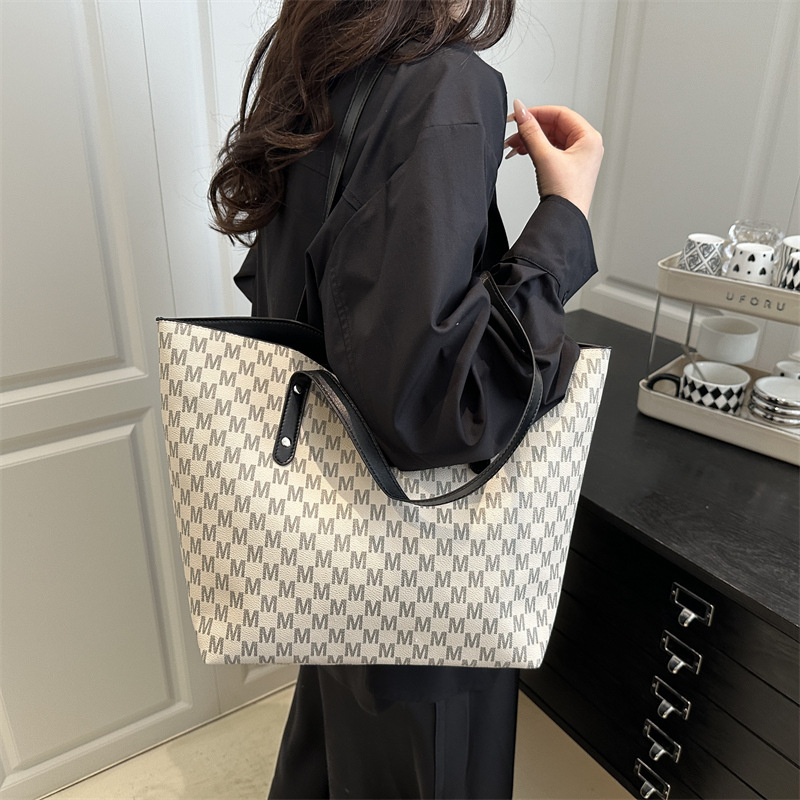 High-end Tote bag for women, 2025 new style, hand-held, retro, versatile and fashionable for commuting, large capacity tote bag for going out details Picture