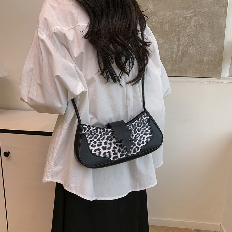 A high-end, stylish and niche leopard print underarm bag for women, a new cross-border fashion and versatile small square handbag for women in 2025 Specification drawing