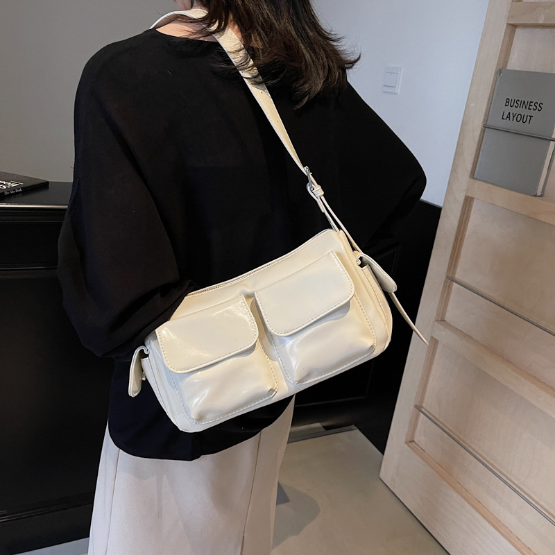A new 2024 trendy, retro and multi-functional single-shoulder crossbody bag with a Korean niche design for casual underarm wear Application Scenario