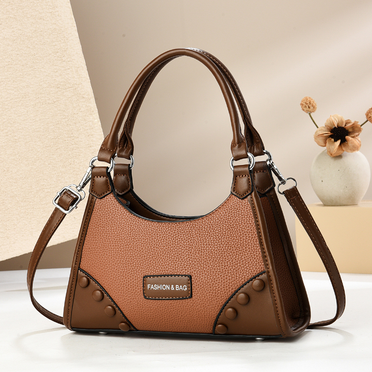 A niche design sense single-shoulder crossbody bag with a textured underarm commute to work. A new large-capacity women's casual bag details Picture