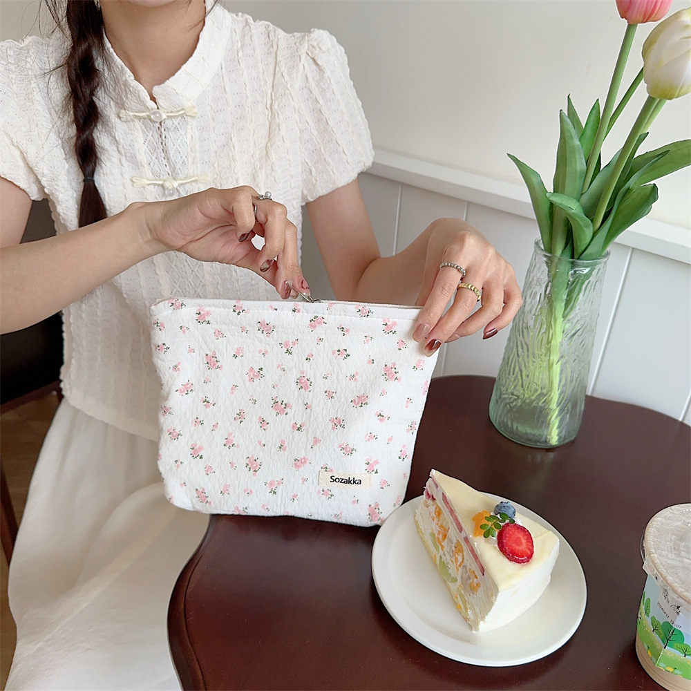 44121 Makeup Bag, large-capacity, high-end, small floral portable toiletry bag, inner liner, travel cosmetics storage Application Scenario