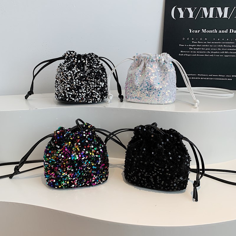 Stylish sequined drawstring bucket small bag for women 2025 new style fashionable single-shoulder bag, personalized colorful crossbody bag Application Scenario