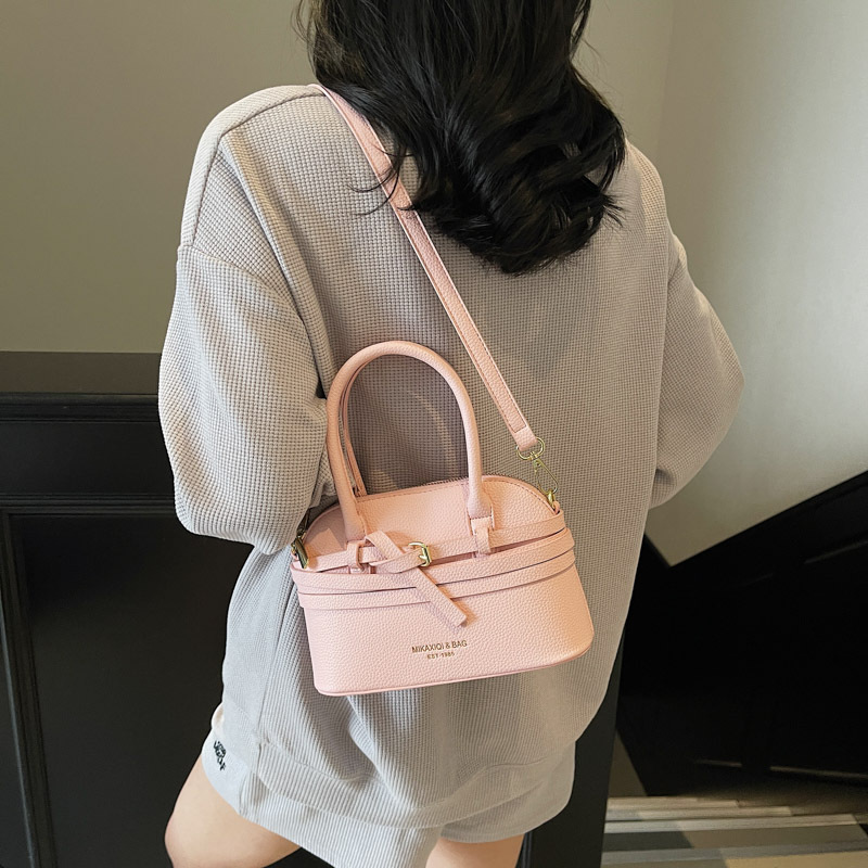 A high-end, stylish hand-held shell bag for women, a new Spring/Summer 2025 vintage and versatile single-shoulder crossbody bag with lychee pattern Specification drawing