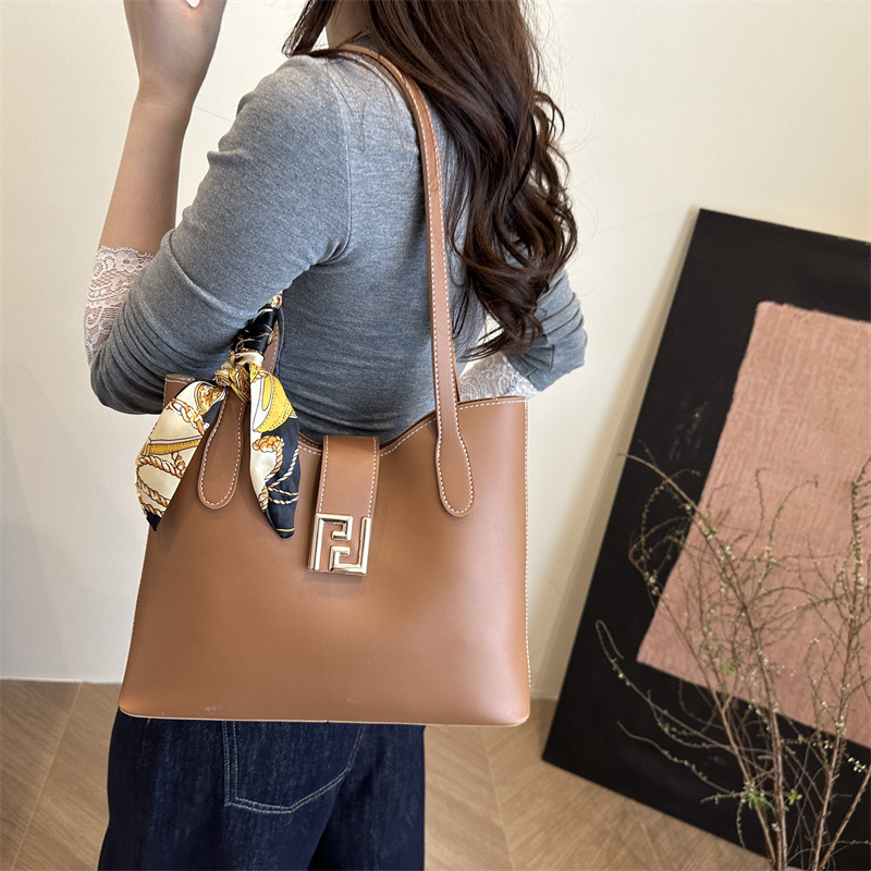 French-style trendy bag, stylish underarm bag for women 2025, new solid color French-style niche hand-held crossbody bag Specification drawing