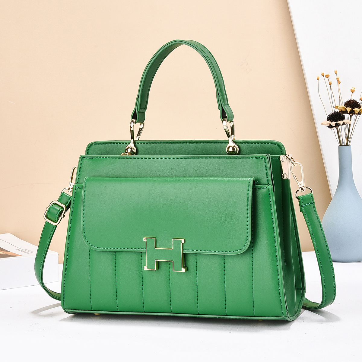 2025 Korean version solid color handbag, women's fashion, European and American trend, versatile and exquisite single-shoulder crossbody bag manufacturer wholesale full figure