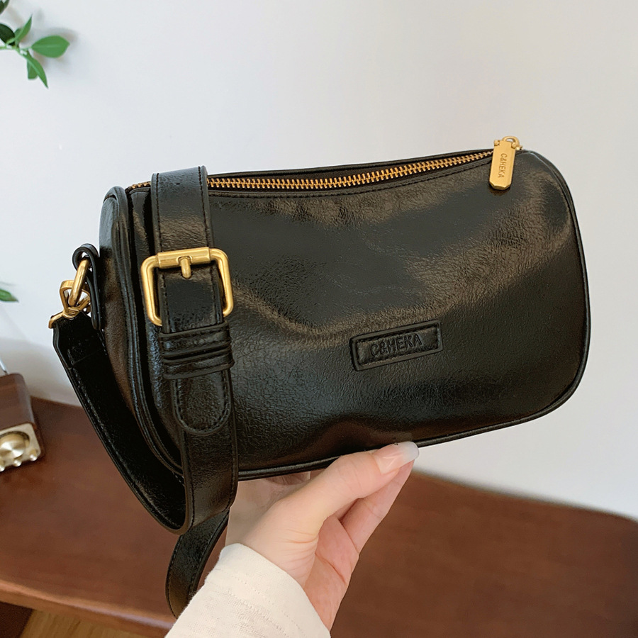 The 2024 new women's crossbody bag features a large capacity, trendy and versatile style, and a high-end look. It is a solid color single-shoulder small square bag for ladies full figure