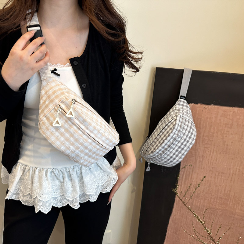 Korean checkered women's saddle bag, a new summer 2025 trendy, casual, sporty and simple crossbody bag for women details Picture