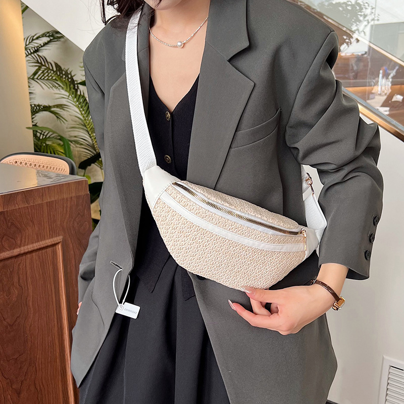 This year, there is a trend of weaving color-blocking and patchwork small bags for women in the summer of 2024. These are trendy and personalized straw-woven crossbody bags details Picture