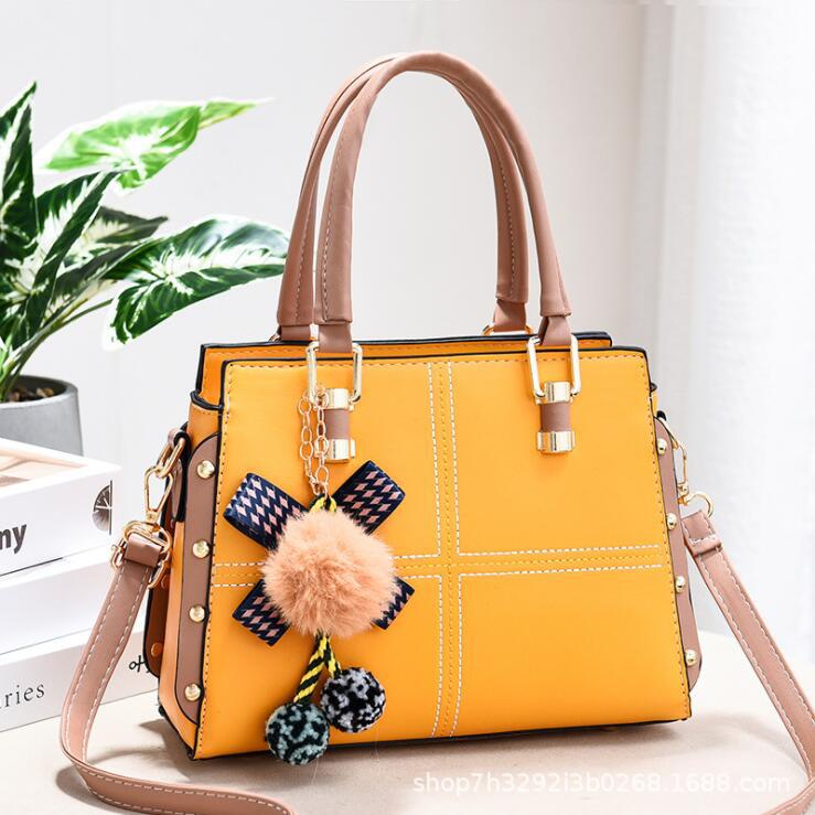 Direct sales from the manufacturer of the 2024 new Korean-style personalized and fashionable women's single-shoulder, hand-carry, large-capacity crossbody bag Application Scenario