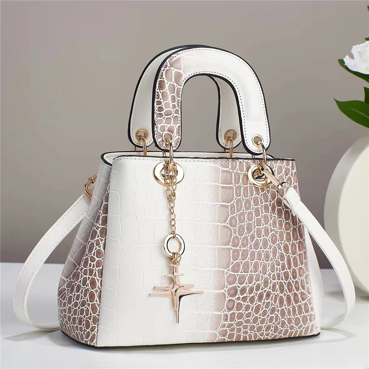 The 2024 new small Chanel-style snake pattern large-capacity, stylish and high-quality single-shoulder crossbody quality bag, cross-border large bag Item Picture