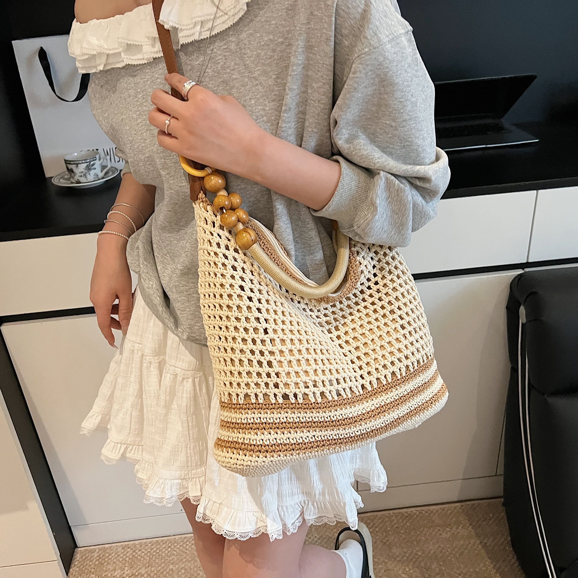 Seaside vacation laid-back style beach woven bag for women 2025 Summer New large-capacity versatile straw woven tote bag Application Scenario