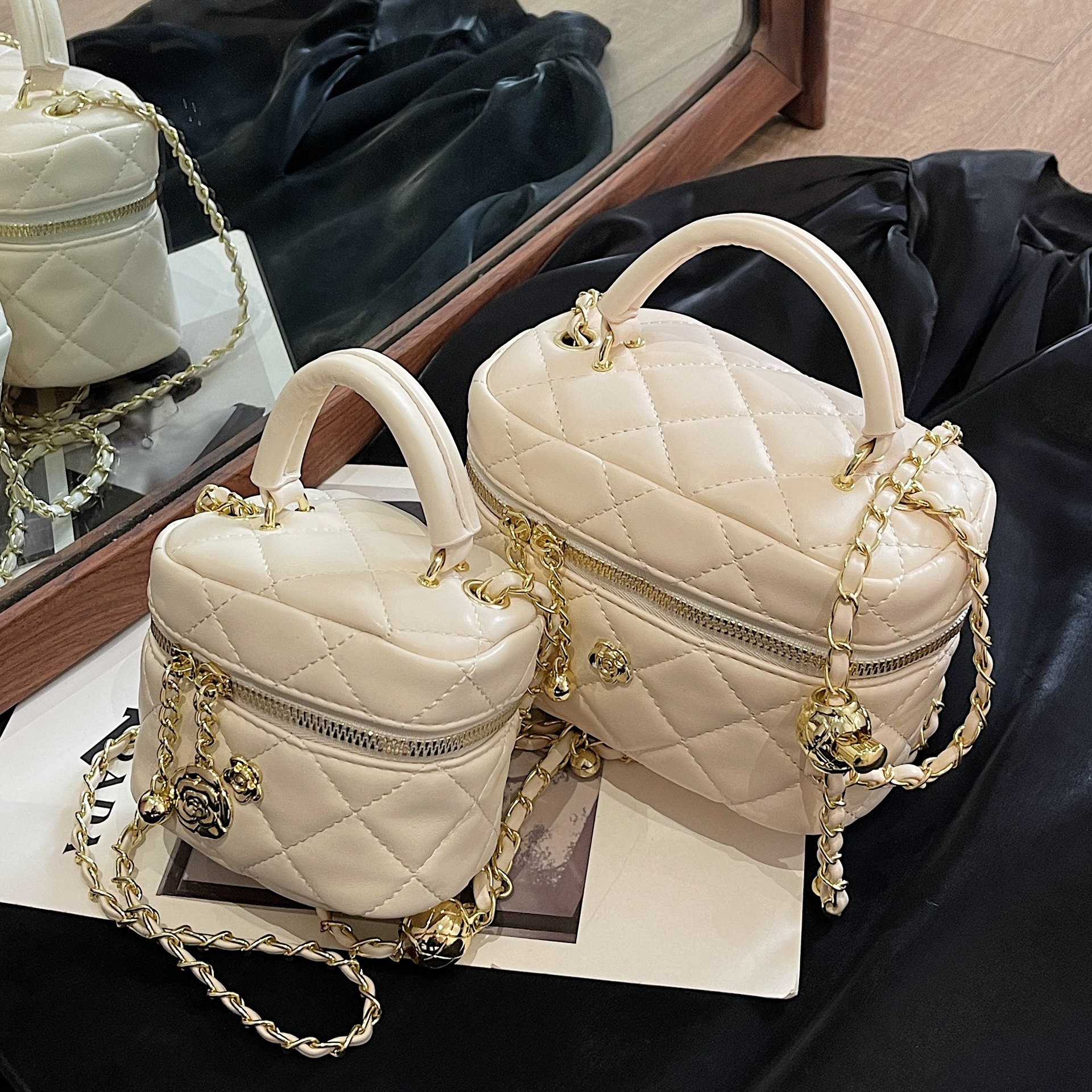 Xiaoxiangfeng diamond-shaped chain single-shoulder bag, a new summer handbag for women in 2025. It features a niche design and is a small square crossbody bag full figure
