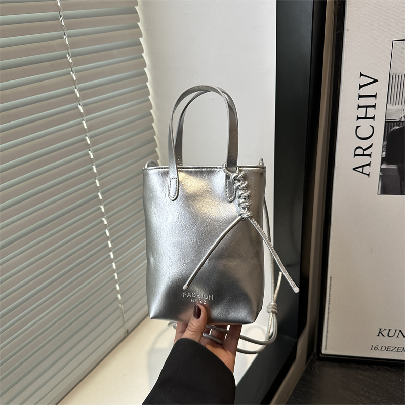 High-end and niche design women's 2025 new versatile hand-held small square bag, a small bag for holding mobile phones in summer full figure