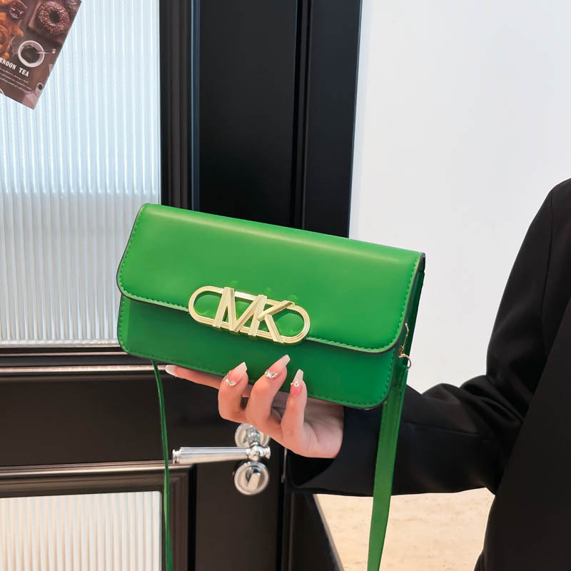 A retro and simple single-shoulder bag from Europe and America for the summer of 2025, a trendy small square underarm bag, a fashionable crossbody bag for women full figure
