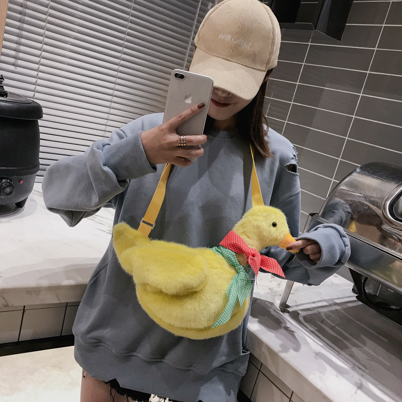 "Chong Ya Girl Duck Bag Girl 2018 New Korean Style Cute plush single-shoulder Bag Fashionable Cartoon duck crossbody bag. details Picture