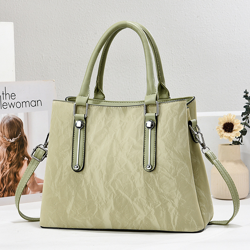 A new retro large-capacity single-shoulder crossbody bag for trendy women in 2025, a cross-border stylish hand-held large bag Item Picture