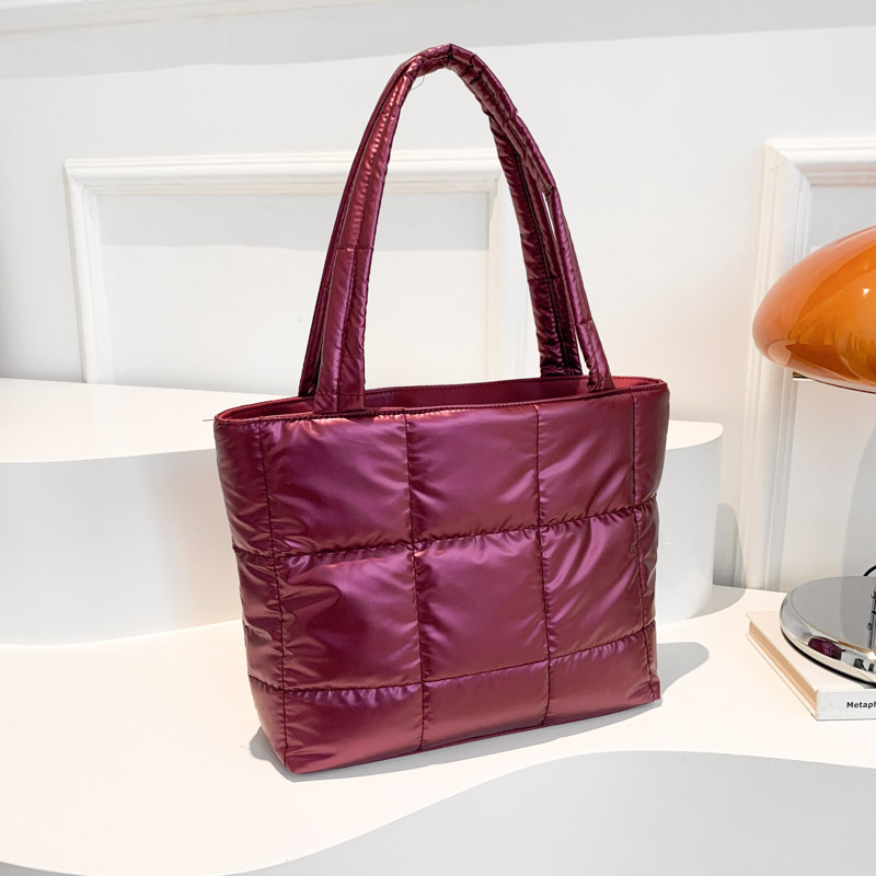 A large-capacity casual handbag for women, a new Korean-style solid color simple single-shoulder underarm bag for women, and a commuter tote bag full figure