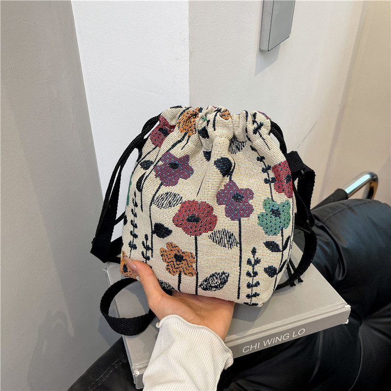 Large-capacity personalized handbag, 2025 new single-shoulder niche design, fashionable, casual and cute ins bucket bag full figure