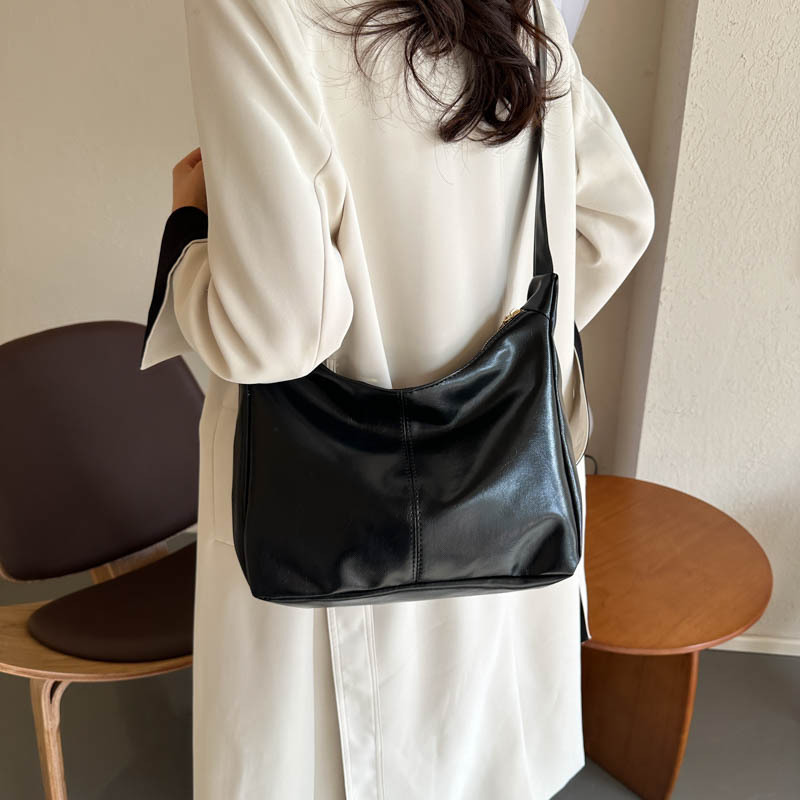 Autumn and winter retro bag for women 2023 new style, popular soft leather versatile crossbody bag, casual large-capacity commuting bucket bag details Picture