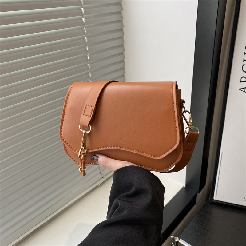2025 French casual and simple new style, texture design, retro charm, trendy chain single-shoulder crossbody small square bag for women full figure