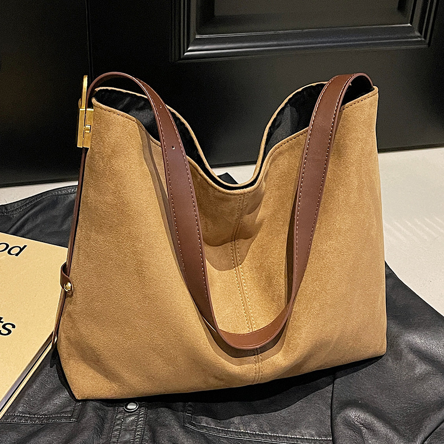 Retro casual large-capacity underarm bag for women, 2024 new matte fashionable tote bag, niche commuting single-shoulder bag full figure