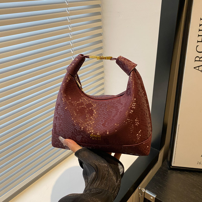 A niche hand-held crossbody small bag with a sense of high-end fashion, a new model of crossbody bag for women in 2025, a snake pattern single-shoulder women's bag full figure