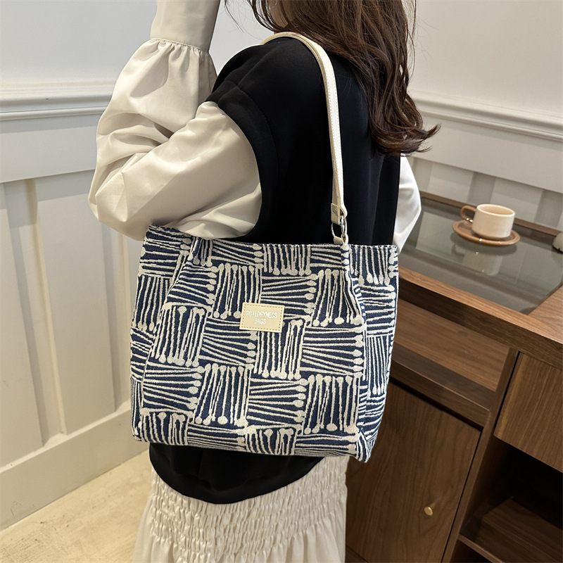 A new 2024 fashionable commuting single-shoulder bag for college students, a large-capacity striped tote bag for autumn Specification drawing