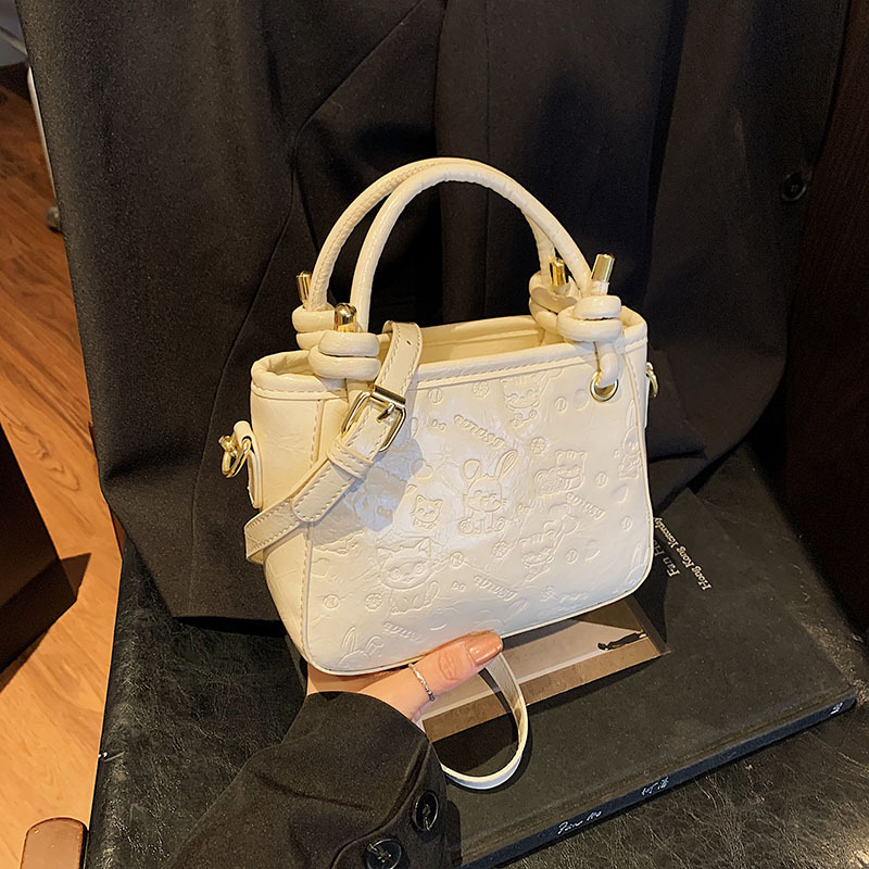 Trendy and versatile hand-held small square bag 2025 new niche design, fashionable and simple single-shoulder bag, high-end crossbody bag full figure