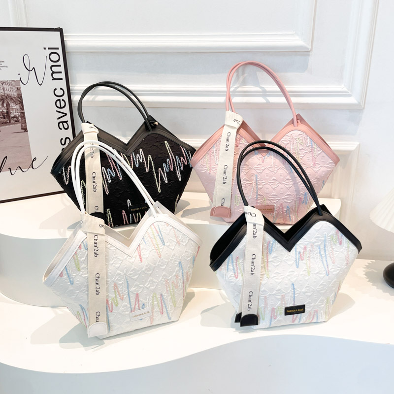 Fresh large-capacity Tote bag 2025 New style women's bag, summer casual and stylish single-shoulder college student commuting bag Application Scenario