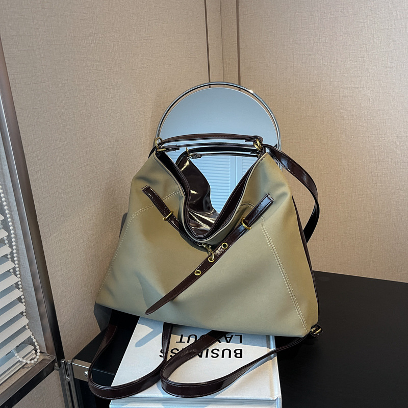 A new large-capacity Korean-style single-shoulder bag for women, a fashionable and casual commuting bag with a niche design, and a versatile crossbody bag for students details Picture
