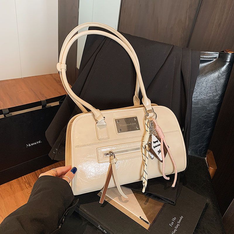 A stylish European and American motorcycle style large-capacity underarm bag for women, a new 2025 fashionable single-shoulder bag for work and commuting full figure