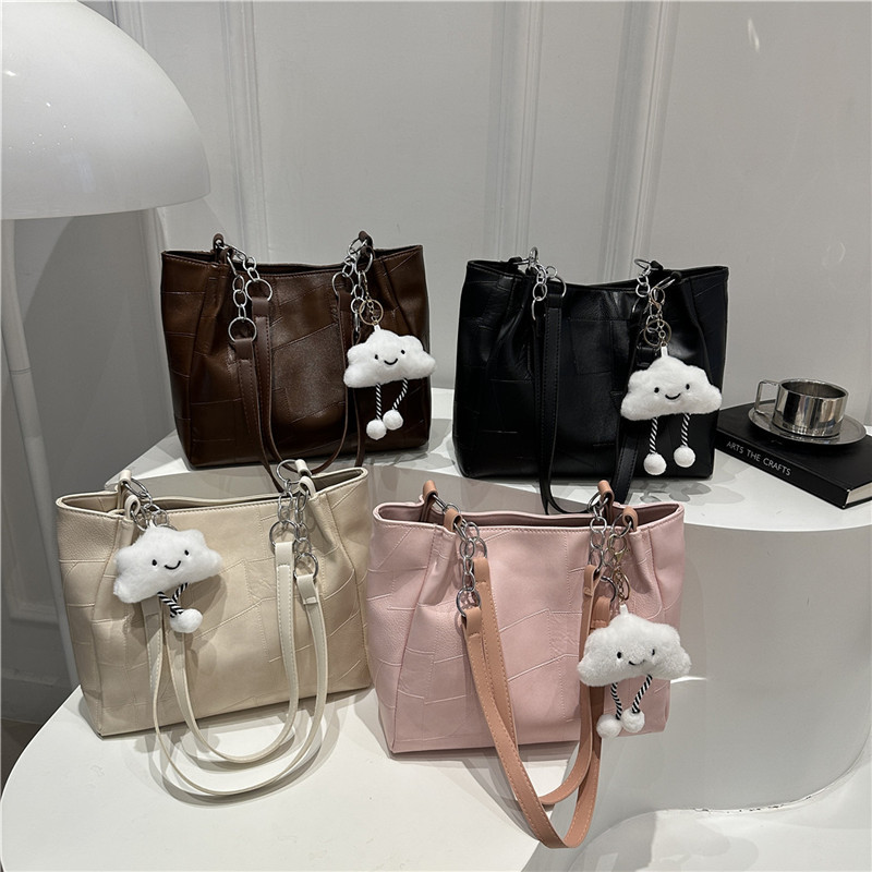 Retro niche tote bag for women, 2025 new multi-functional and versatile chain bag, large-capacity commuting crossbody single-shoulder bag Application Scenario