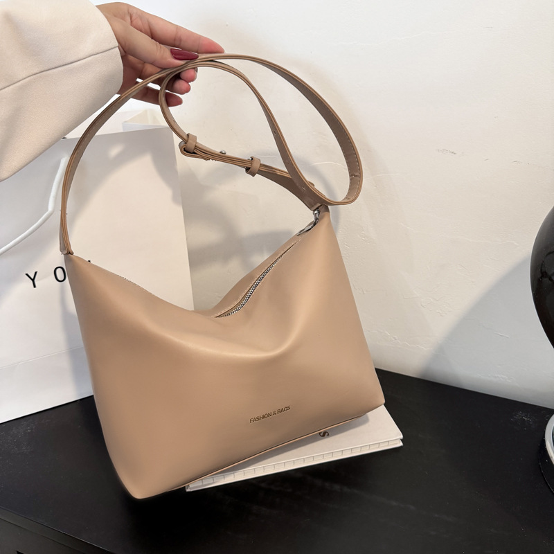 Soft tote bag 2025 New commuter quality bag, women's niche design soft single-shoulder crossbody bag full figure