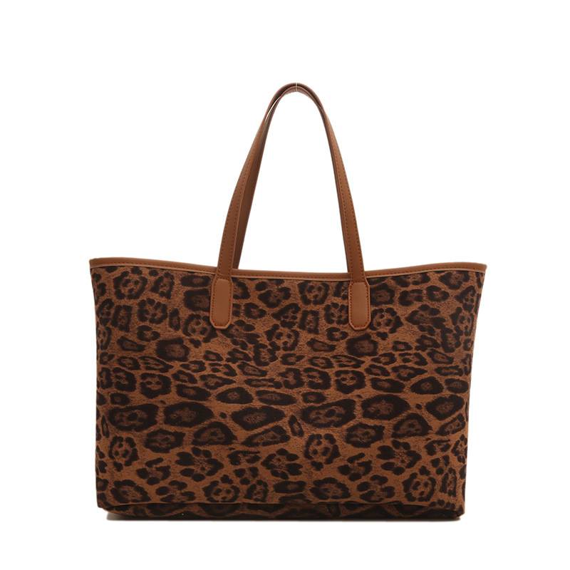 This year, the leopard print Tote bag is in vogue. The new 2024 versatile autumn and winter large-capacity student single-shoulder commuter bag Item Picture