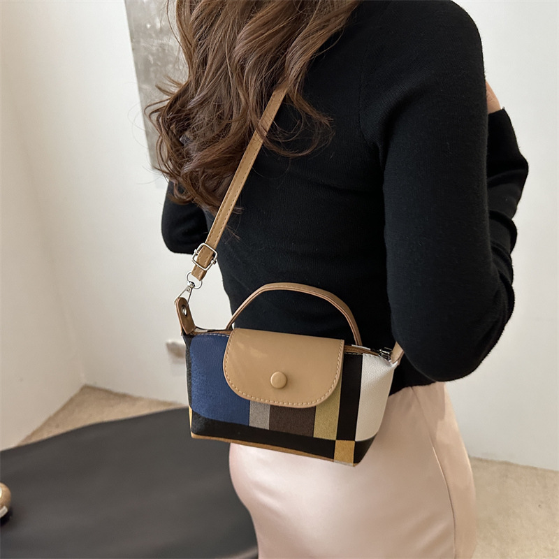 This year, a retro work handbag is in fashion. The 2024 new style of fashionable handbag is a single-shoulder crossbody dumpling bag details Picture